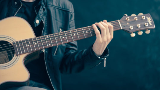 Quels sont les accessoires de guitare pour débutant ?