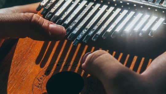 Pourquoi toutes les lames d’un Kalimba ne donnent-elles pas la même note ?