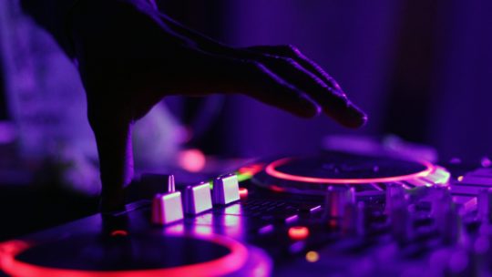 Les meilleures techniques de mix pour les DJ débutants