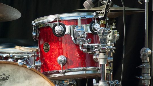 Fusionner le cajon avec d’autres genres musicaux : jazz, rock et au-delà