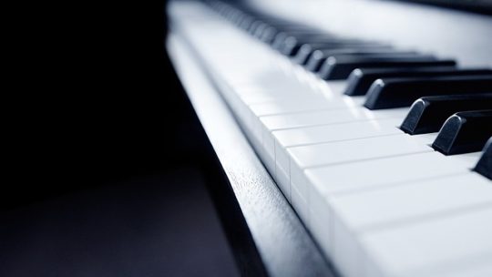 L’impact du piano sur la musique de film : créer des émotions à travers les touches